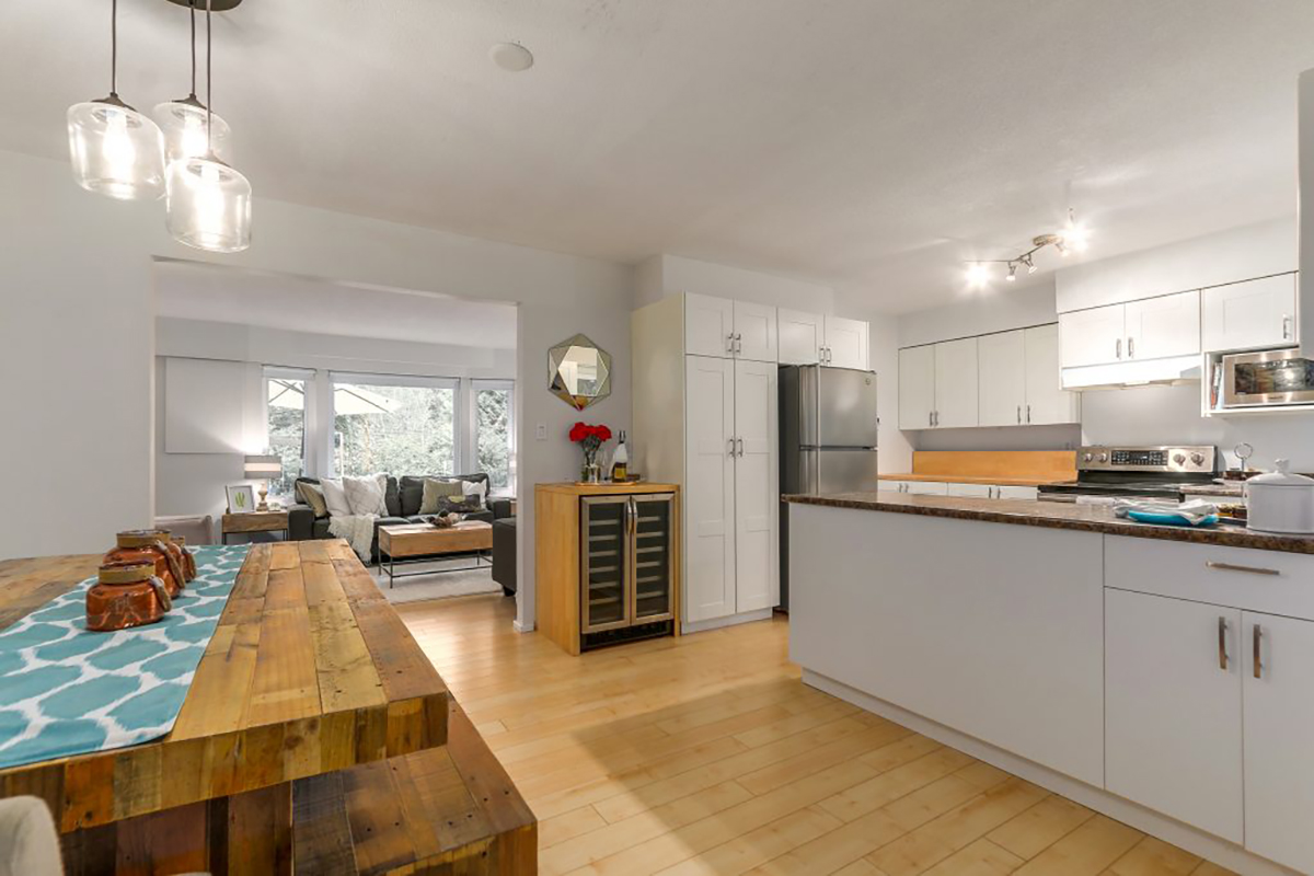 2062 Riverside Drive , North Vancouver, BC 16
