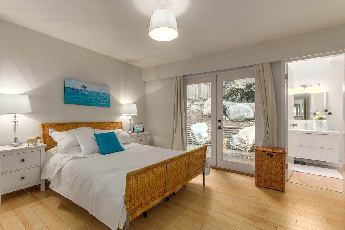 2062 Riverside Drive , North Vancouver, BC 19