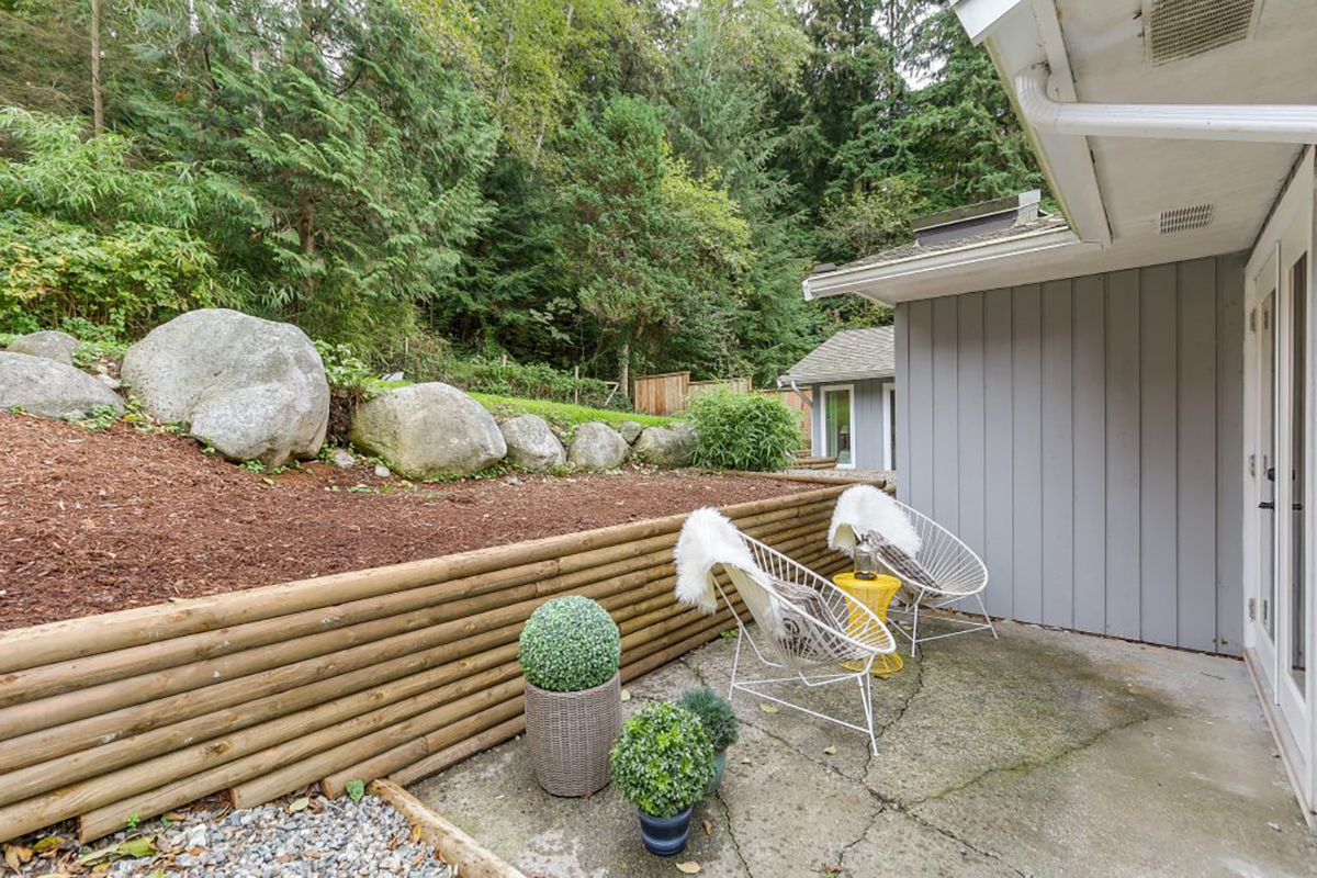 2062 Riverside Drive , North Vancouver, BC 22