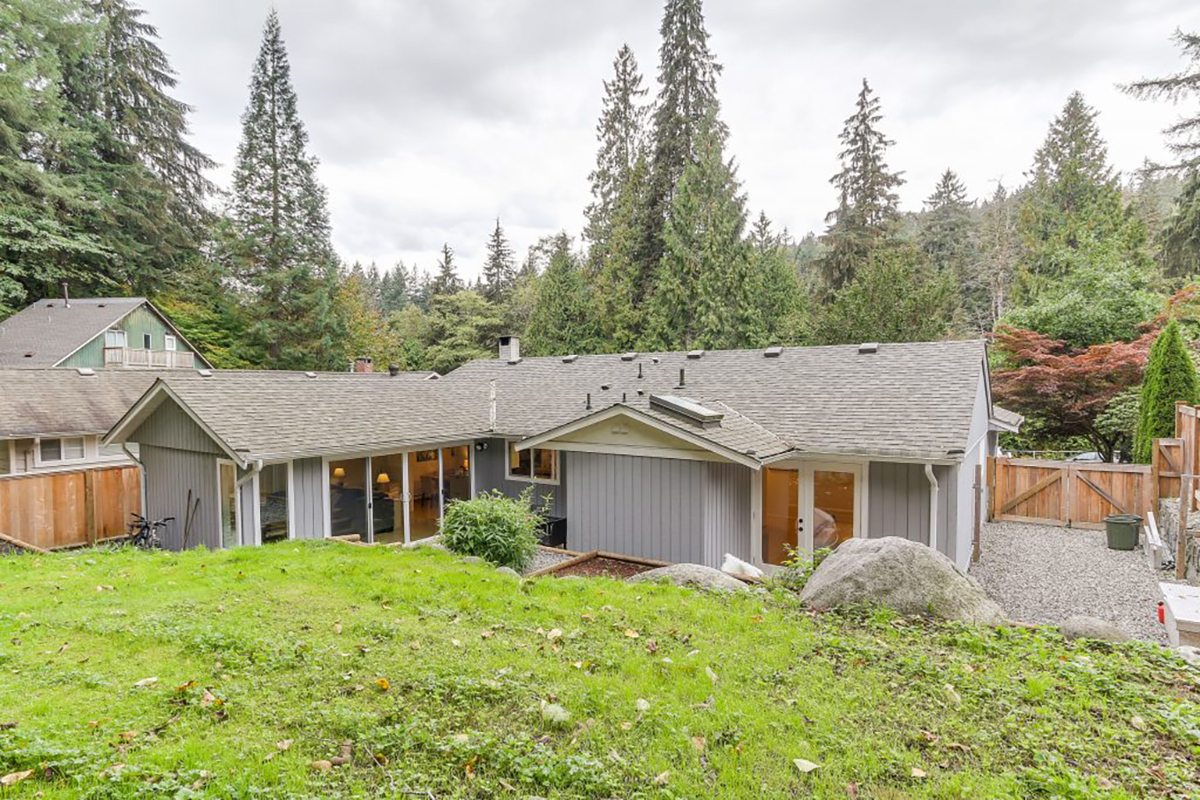 2062 Riverside Drive , North Vancouver, BC 23