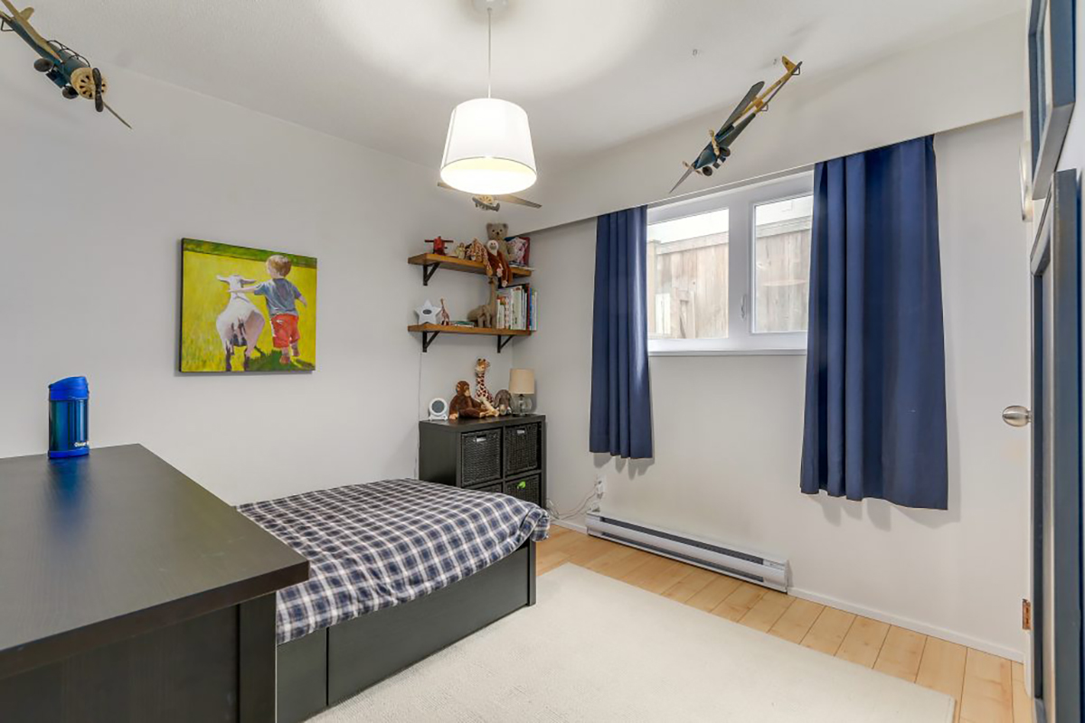 2062 Riverside Drive , North Vancouver, BC 24