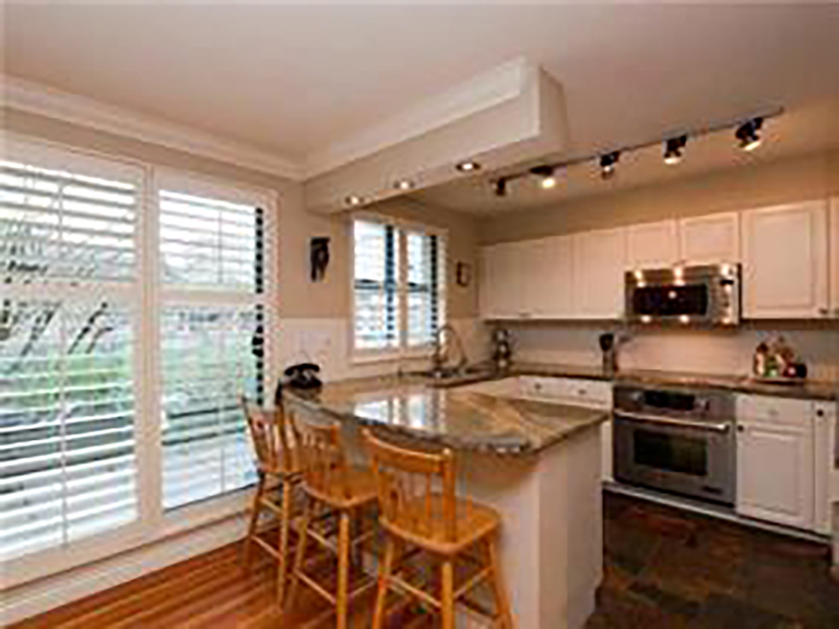 201-1406 Marine Drive, West Vancouver