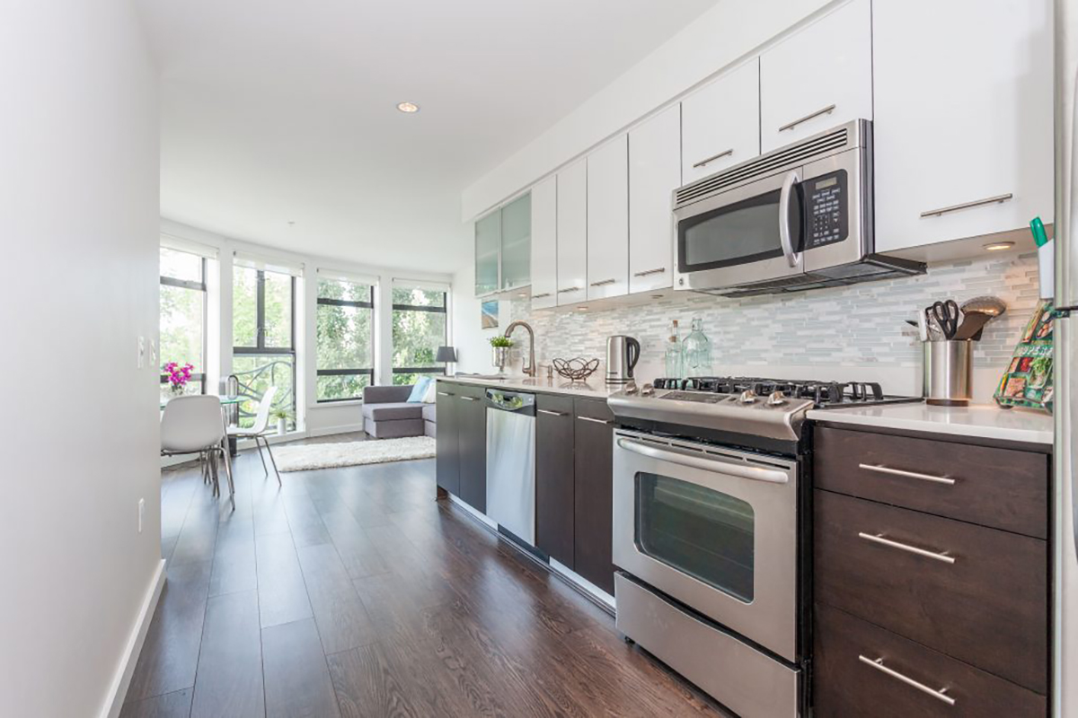 302 - 935 W 16th Street, Hamilton, North Vancouver 3