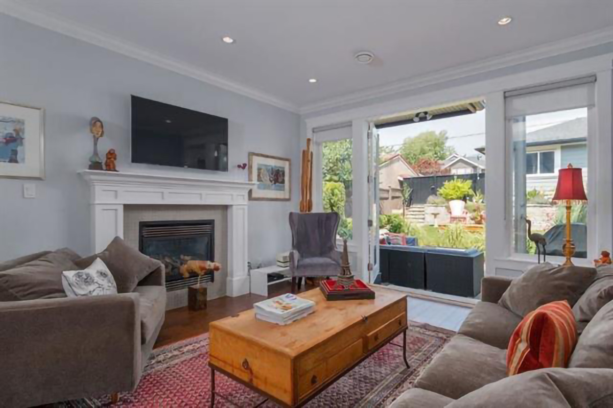 316 E 11th St, North Vancouver 3