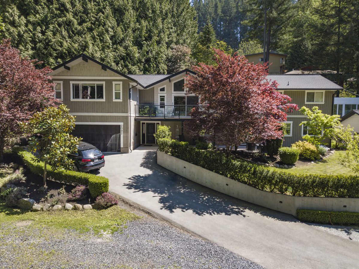 2092 Riverside Drive, North Vancouver 3