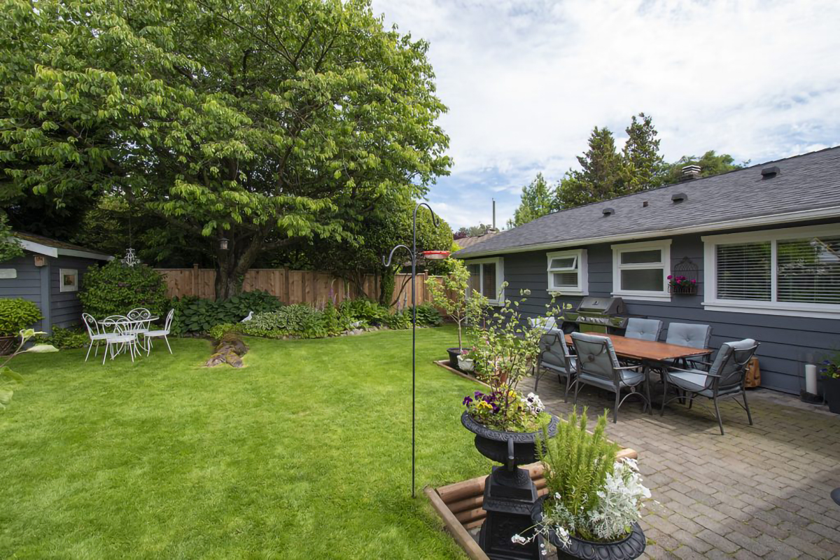 1240 Pinewood Crescent, North Vancouver 9