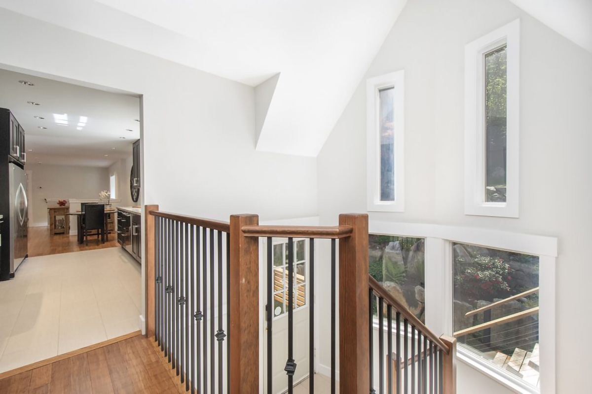 2092 Riverside Drive, North Vancouver 34