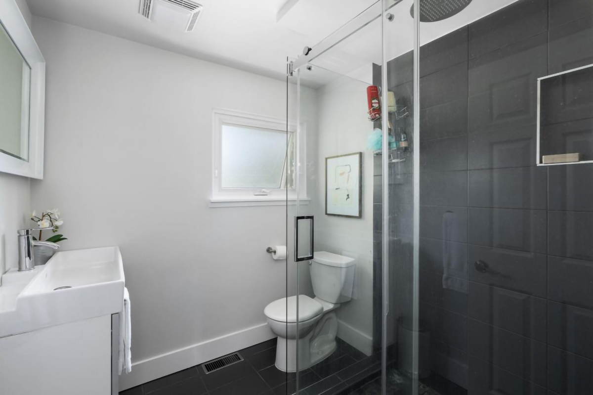 2704 Ailsa Crescent 21