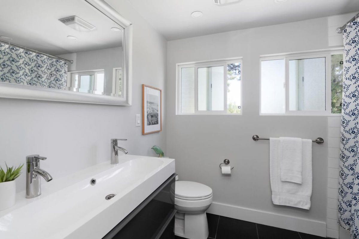 2704 Ailsa Crescent 25