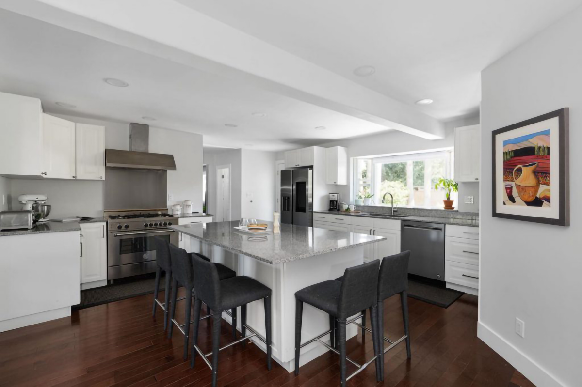 2704 Ailsa Crescent 8
