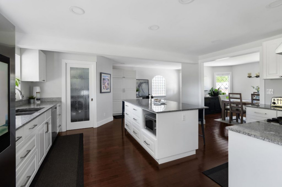 2704 Ailsa Crescent 9