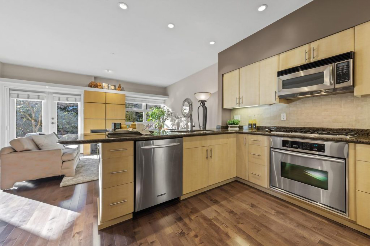 23 3750 EDGEMONT BOULEVARD 4