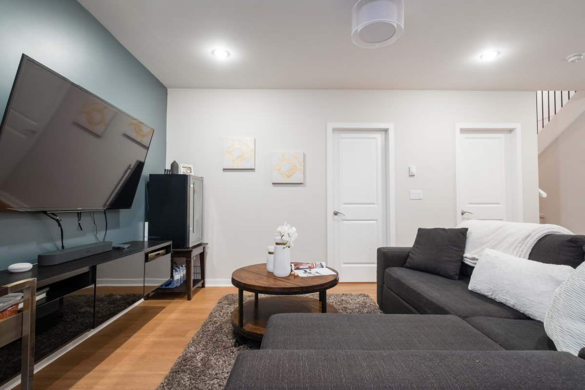 248 E 6th Street, North Vancouver 46