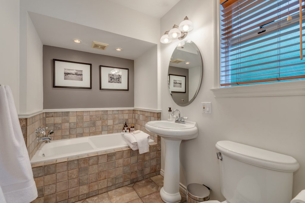 553 W 23rd St, North Vancouver 27