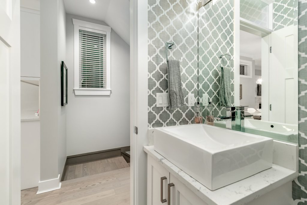 322 E 19th St, North Vancouver 16