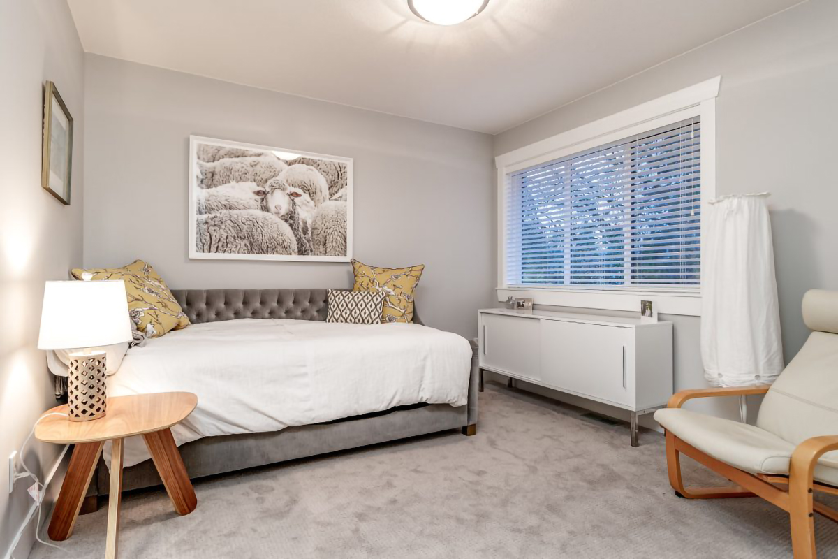 322 E 19th St, North Vancouver 48