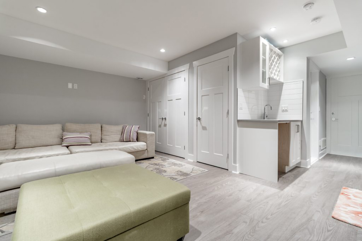 322 E 19th St, North Vancouver 53
