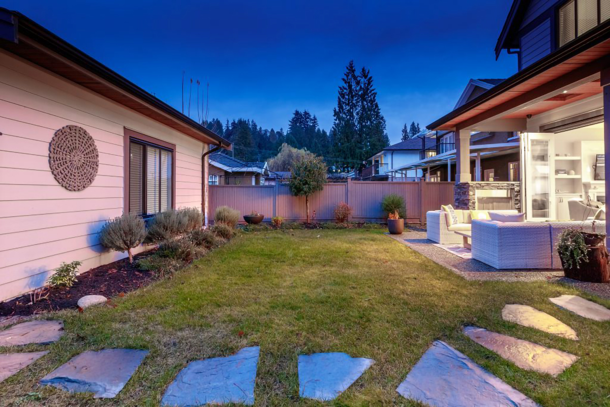 322 E 19th St, North Vancouver 55