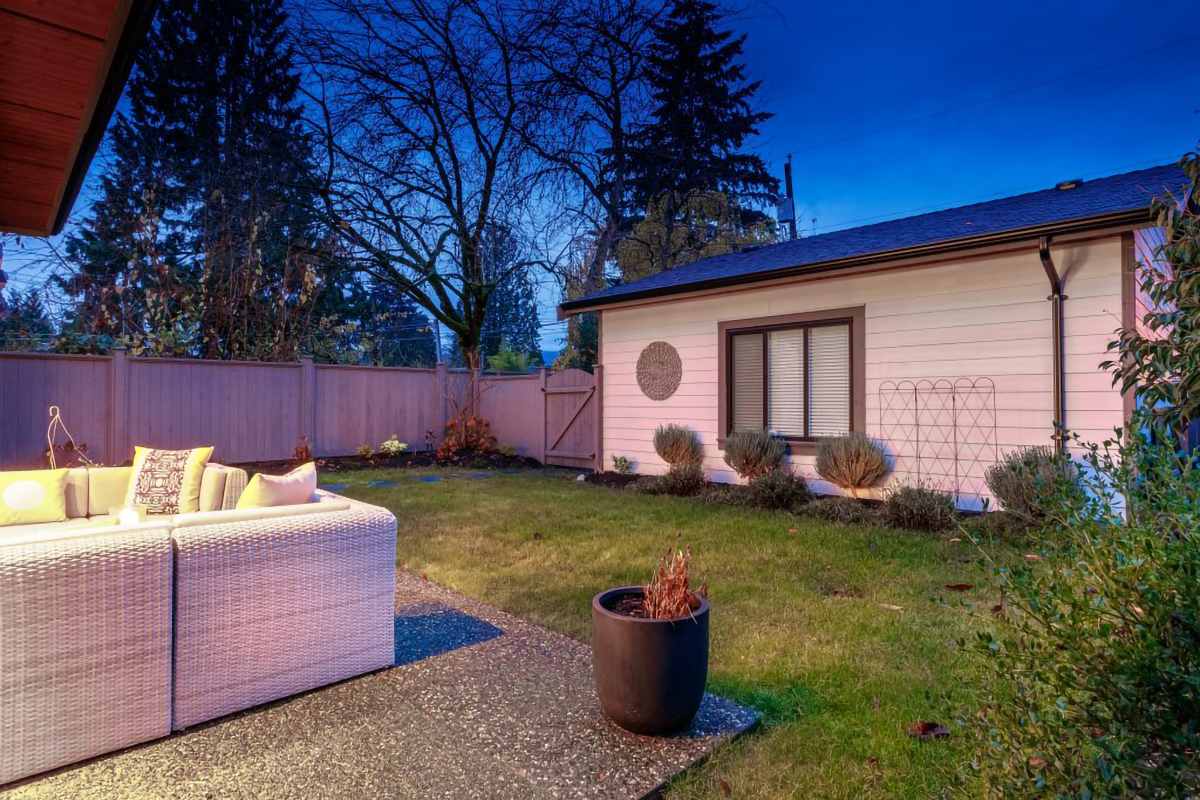 322 E 19th St, North Vancouver 56