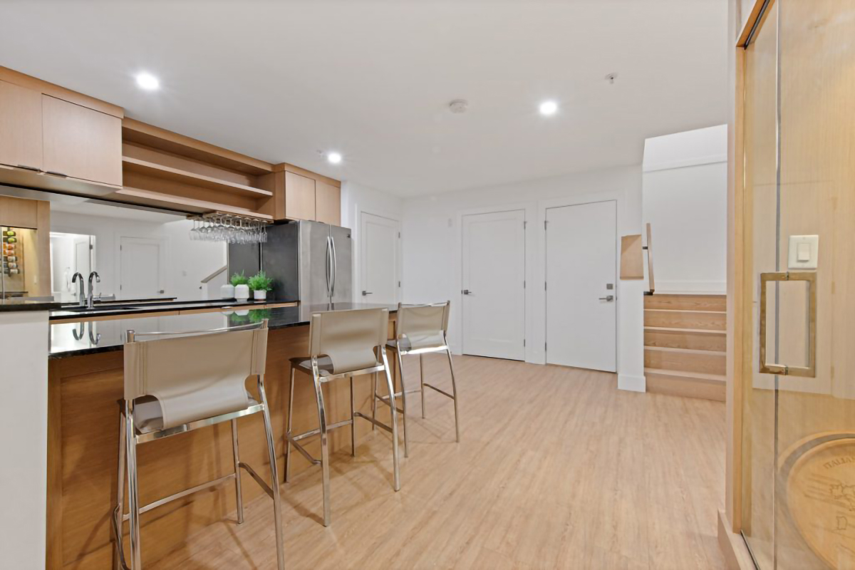 939 Clements Ave, North Vancouver 78