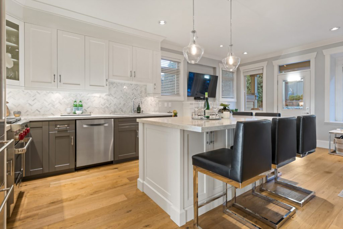 252 W 6TH STREET 25