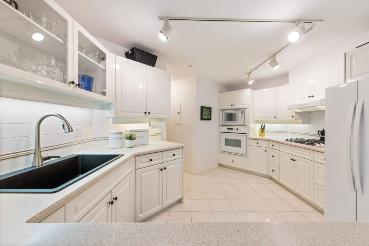 203-3200 CAPILANO CRESCENT, NORTH VANCOUVER 14