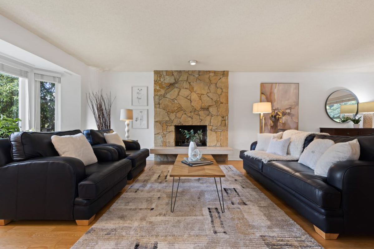 2275 Ennerdale Road, North Vancouver, BC. 3