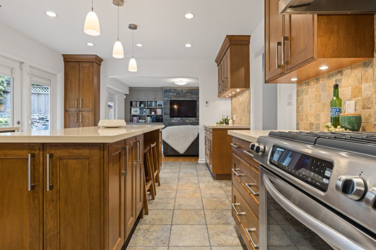 2275 Ennerdale Road, North Vancouver, BC. 9